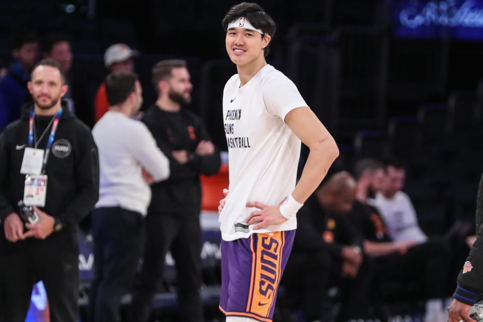 Phoenix Suns forward Yuta Watanabe (18) warms up prior to the game against the New York Knicks at Madison Square Garden on Nov. 26, 2023.