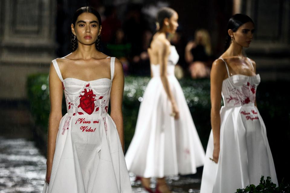 La colección Cruise 2024 de Dior en homenaje a la tradición textil de México y a sus mujeres tejedoras. (Photo by RODRIGO OROPEZA/AFP via Getty Images)