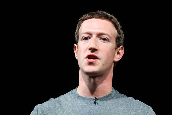 <p>El creador de Facebook ha dicho que tiene un plan para donar US$3 mil millones en los próximos 10 años para curar, prevenir y controlar todas las enfermedades. Además, dijo que planea donar a la caridad el 99% de sus acciones de Facebook, de acuerdo con <em><a rel="nofollow noopener" href="https://www.lovemoney.com/gallerylist/54855/the-celebrities-who-give-away-their-millions" target="_blank" data-ylk="slk:Love Money;elm:context_link;itc:0;sec:content-canvas" class="link ">Love Money</a></em>.<em> Foto:</em> <em>David Ramos/Stringer/Getty Images</em> </p>