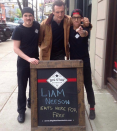 <p>Als sie erfuhren, dass Liam Neeson in der Stadt dreht, stellten zwei Restaurant-Besitzer prompt ein Schild mit der Botschaft “Liam Neeson isst hier umsonst” auf. Und siehe da, der Hollywood-Star lies nicht lange auf sich warten. (Bild: Imgur) </p>