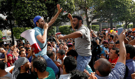 Tunisians demonstrate in support for the protesters of El Kamour oilfield, near the town of Tatouine, on Habib Bourguiba Avenue in Tunis, Tunisia May 22, 2017. REUTERS/Zoubeir Souissi