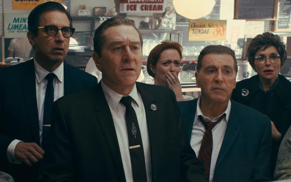 <p>Zugegeben: Auf den ersten Blick fällt die Veränderung vielleicht nicht gleich auf. Und doch haben Netflix und Regisseur Martin Scorsese tief in die teure Trickkiste gegriffen, um die beiden Hauptdarsteller von "The Irishman" - Robert De Niro (zweiter von links) und Al Pacino (rechts) - für viele Szenen digital zu verjüngen. (Bild: Netflix)</p> 