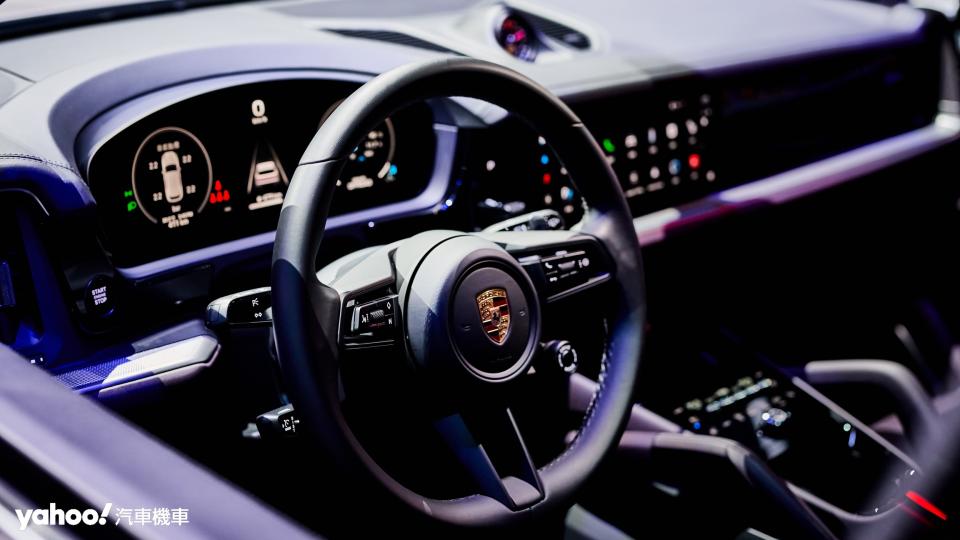 全新12.6吋曲面儀表、新方向盤配置與中央鞍座操作介面同樣以駕駛者導向設計確保行進間使用的就手度。