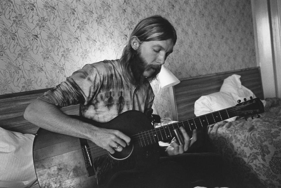 Duane Allman wurde nur 24 Jahre alt, in der Musik- und insbesondere Rockwelt spürt man seinen Einfluss aber bis heute. Der legendäre Slide-Gitarrist feierte mit der Band Allman Brothers einige Erfolge, spielte für Aretha Franklin und nahm mit Eric Clapton auf. Dann wurde ihm die eigene Abenteuerlust zum Verhängnis. Am 29. Oktober 1971 verunglückte Allman, bekannt für seinen riskanten Fahrstil, bei einem Motorradunfall tödlich. (Bild: Michael Ochs Archives/Getty Images)