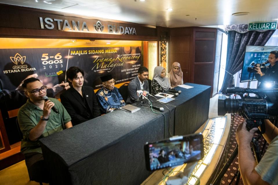 The organiser and some of the performers for 'Konsert Apresiasi Irama Keroncong Malaysia' during the press conference held in Istana Budaya. — Picture by Hari Anggara