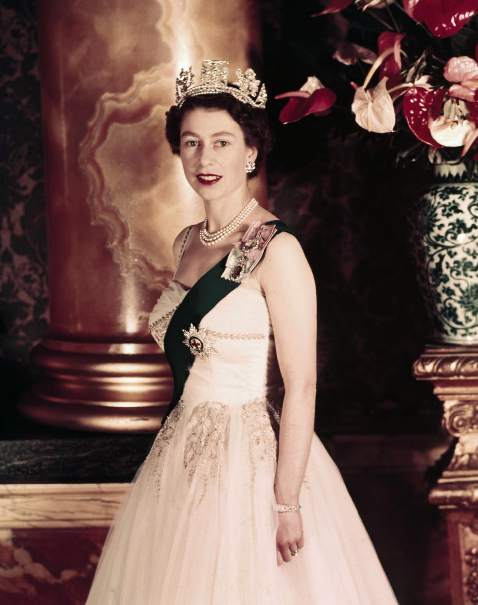 Seis décadas después podemos ver este retrato oficial de la soberana británica que ha sido coloreado. (Foto: Bettmann / Getty Images)