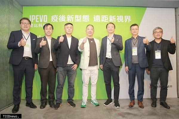 愛比科技CEO洪裕鈞(中)於記者會上合影。