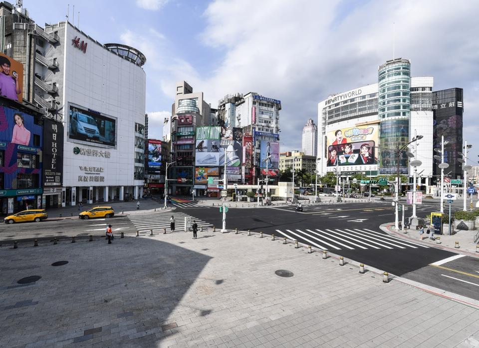 
本土疫情急遽升溫，全民防疫神經緊繃，台北市區街頭
16日人潮車流皆明顯減少，西門町商圈也不見假日逛街
出遊民眾。
中央社