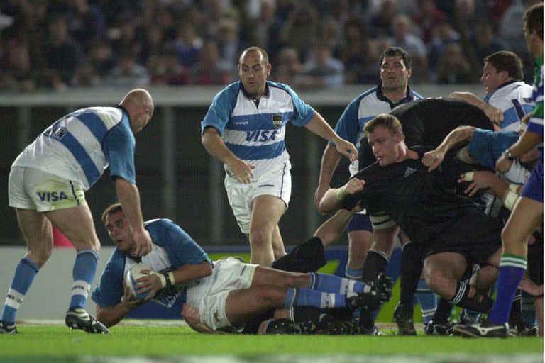 El partido Pumas-All Blacks en el Monumental en 2001: en la imagen se lo ve a Scott Robertson rodeado por Federico Méndez, Mario Ledesma, Gonzalo Longo y Felipe Contepomi