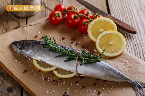 想要健康減重，維持賀爾蒙平衡，建議可以多攝取富含omega-3必需脂肪酸的鯖魚、秋刀魚、鮭魚。