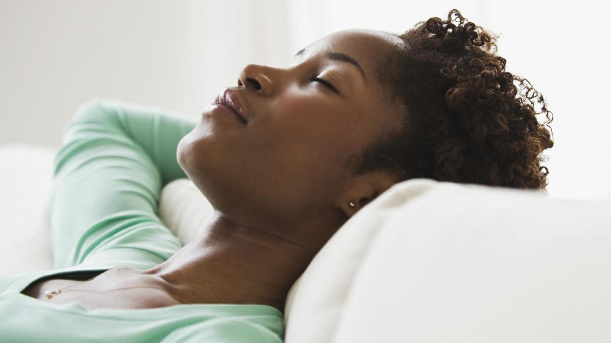 Una mujer durmiendo una siesta.