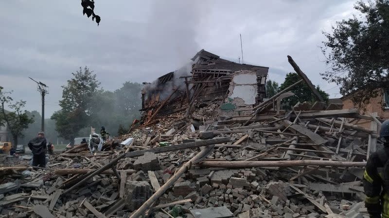 Imagenes muestran colapso de un edificio en Chuhuiv Town, Jarkov