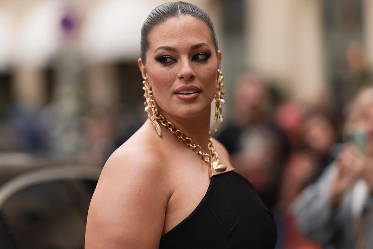 PARIS, FRANCE - SEPTEMBER 29: Ashley Graham seen wearing a total Schiaparelli look, outside Schiaparelli during Paris Fashion Week on September 29, 2022 in Paris, France. (Photo by Jeremy Moeller/Getty Images)