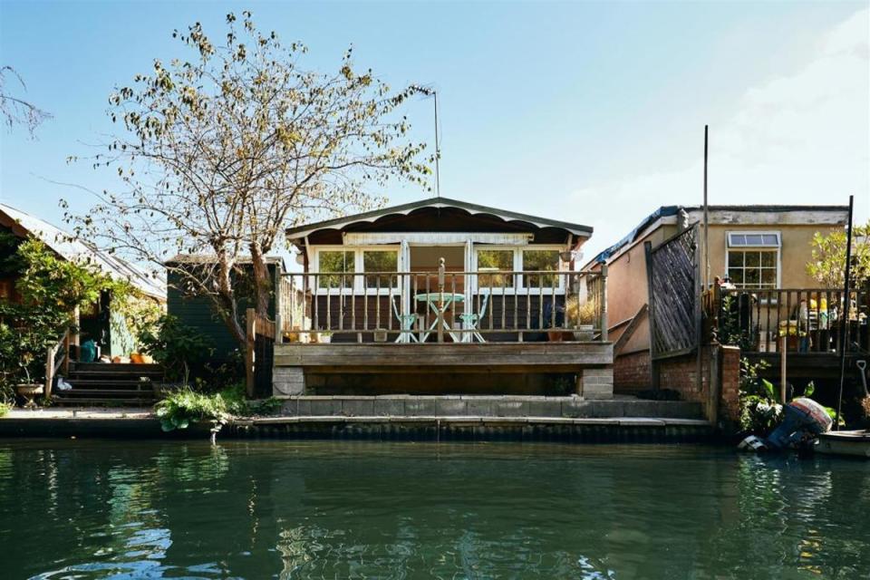 The cabin-style house on Trowlock Island in Teddington (Rightmove | RiverHomes)