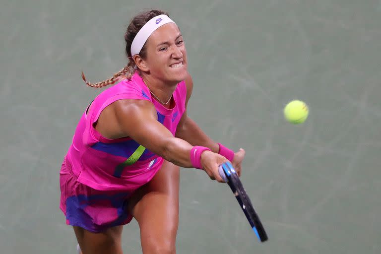 Victoria Azarenka de Bielorrusia devuelve una volea durante su partido de tercera ronda de singles femeninos contra Iga Swiatek de Polonia en el sexto día del US Open 2020 en el USTA Billie Jean King National Tennis Center el 05 de septiembre de 2020.