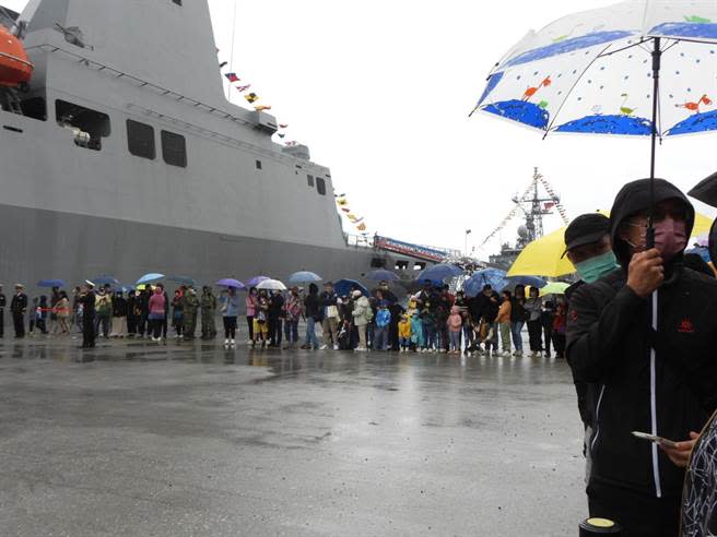 海軍遠航敦睦艦隊訓練支隊今停泊花蓮港碼頭，並開放民眾登艦參觀，儘管現場下著大雨，仍澆不熄鄉親目睹國軍風采的熱情。（羅亦晽攝）