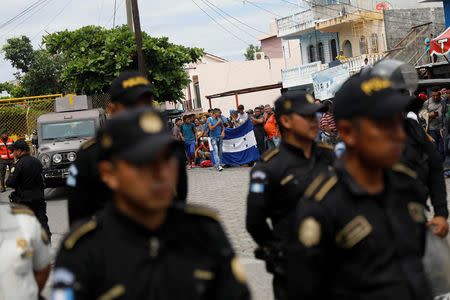 Honduran migrants, part of a caravan trying to reach the U.S., gather near the border with Mexico, in Tecun Uman, Guatemala October 19, 2018. REUTERS/Edgard Garrido