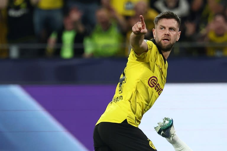 El delantero alemán del Borussia Dortmund Niclas Füllkrugg celebra el gol marcado en la victoria de su equipo 1-0 ante el PSG en Dortmund, el 1 de mayo de 2024 (FRANCK FIFE)