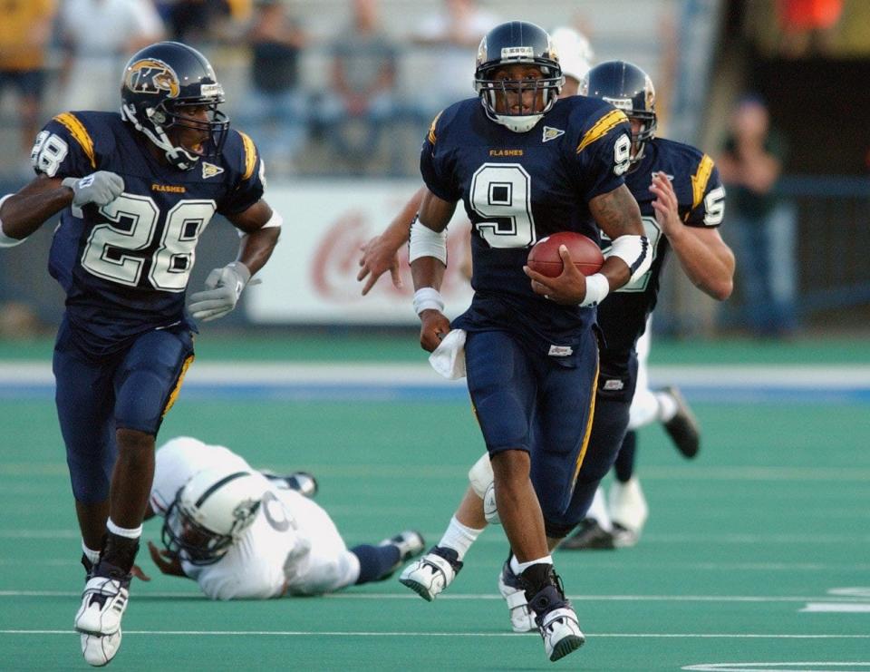 Kent State quarterback Joshua Cribbs pulls away from the New Hampshire defense en route to a 71-yard touchdown run in the first quarter, Aug. 29, 2002, at Dix Stadium.