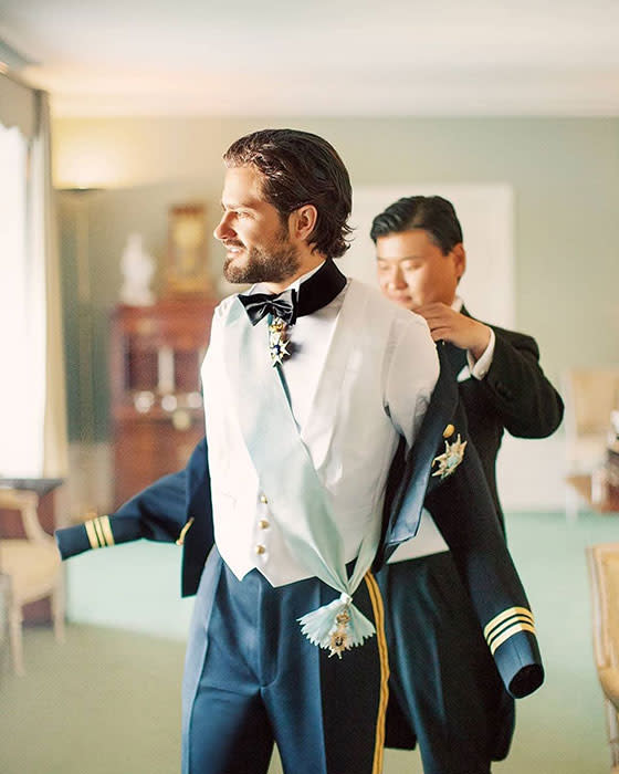 prince-carl-philip-getting-dressed