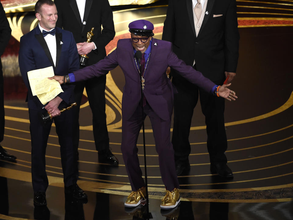 Nike設計師哈特斐德（Tinker Hatfield）於2019年為史派克李（前中）設計了這雙鞋，史派克李穿著它們出席同年的奧斯卡頒獎典禮（Oscars Academy Awards），並以《黑色黨徒》（BlacKkKlansman）奪得最佳改編劇本獎。圖為2019年史派克李上台領取奧斯卡獎。 （Photo by Chris Pizzello/Invision/美聯社資料照）