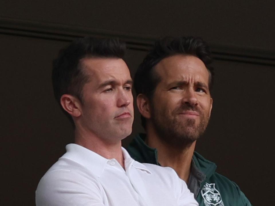 Rob McElhenney y Ryan Reynolds en un partido del Wrexham FC (The FA vía Getty Images)