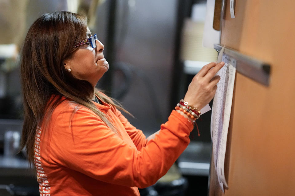 Sonia Arias, de 57 años, de Ecuador, trabaja en su restaurante en Charlotte, Carolina del Norte, el jueves 15 de diciembre de 2022. (AP Foto/Chris Carlson)