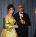 <p>Aunque ella nunca fue candidata al Óscar, tuvo la oportunidad de ejercer como presentadora de un premio. En la edición de 1961 le entregó la estatuilla a mejor director a Billy Wilder por 'El apartamento' (1960). (Foto: Bettmann / Getty Images)</p> 
