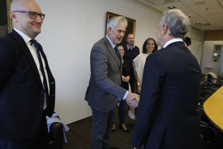 Fernán Saguier saluda al embajador de Rumania en la Argentina, Dan Petre