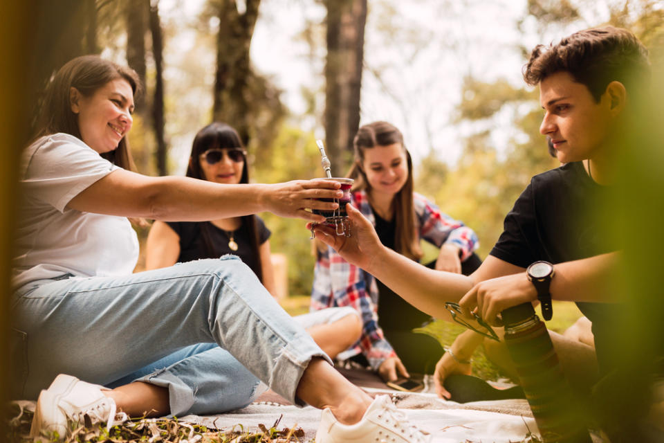 El ritual del mate suele compartirse con amigos 