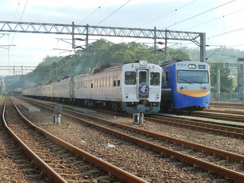 台鐵DR2700型柴油客車「光華號」已有49年歷史，過去光華號曾經是台鐵最快的列車。