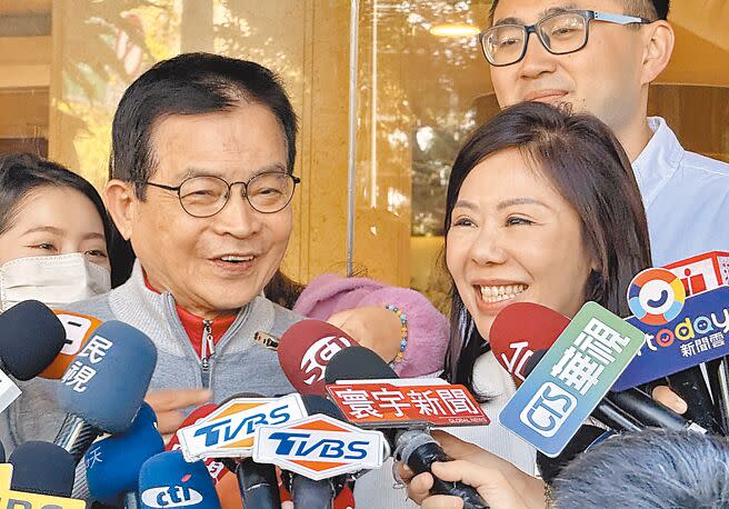 國民黨立委當選人賴士葆（左）、李彥秀（右）19日出席不分區立委當選人韓國瑜的午宴。（姚志平攝）