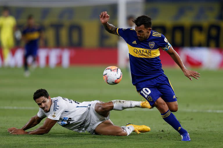 Carlos Tévez, de Boca Juniors, supera la marca de Lucas Veríssimo, del Santos, durante el partido de ida que disputan por la semifinal de la Copa Libertadores.