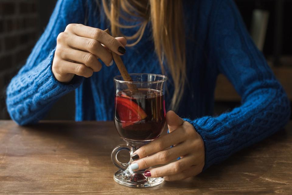 Wärmt Alkohol von innen? Wenn alkoholische Getränke konsumiert werden, weiten sich die Blutgefäße, wodurch die Haut besser durchblutet wird. Dabei entsteht Wärme, die nach außen abgegeben wird und die Körpertemperatur verringert. Es entsteht zwar das Gefühl, der Alkohol würde wärmen, doch tatsächlich kühlt der Körper aus. Also ein Irrglaube. (Bild: iStock / LightFieldStudios)