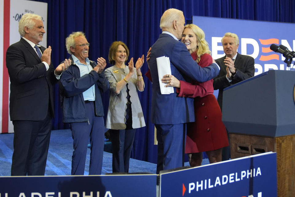 Kerry Kennedy, segunda de derecha a izquierda, abraza al presidente Joe Biden en un evento de campaña el jueves 18 de abril de 2024, en Filadelfia. De izquierda a derecha aparecen Maxwell Kennedy padre, Joe Kennedy III, Kathleen Kennedy Townsend y Christopher Kennedy. (AP Foto/Alex Brandon)