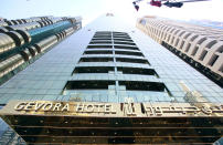 <p>El Gevora Hotel llega para superar en apenas un metro el tamaño de su vecino, el hotel Rose Rayhaan, de la cadena Rotana, que posee 333 metros, además de al JW Marriott Marquis Hotel Dubai.<br>REUTERS/Satish Kumar </p>