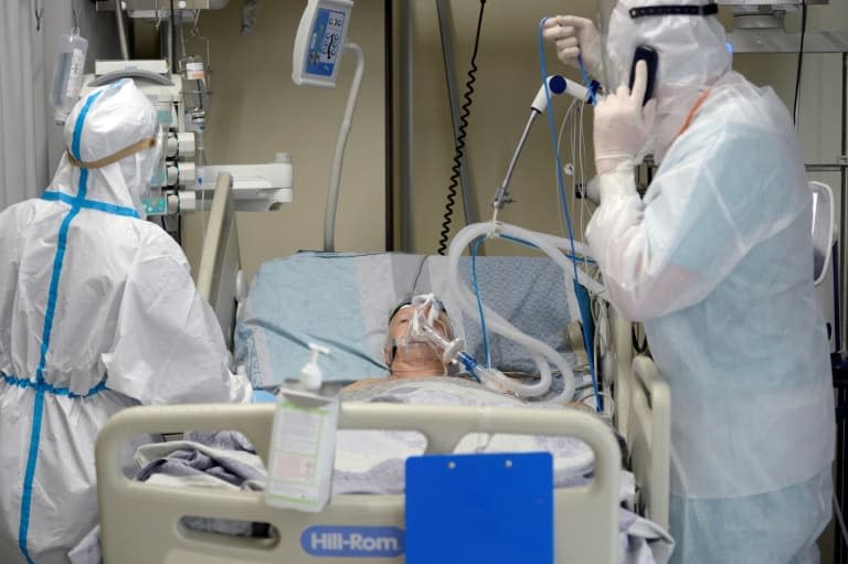 Des soignants s'occupent d'un patient atteint du Covid-19 dans l'unité de soins intensifs de l'hôpital Mariinsky, le 7 juillet 2021 à Saint-Pétersbourg, en Russie - Olga MALTSEVA © 2019 AFP