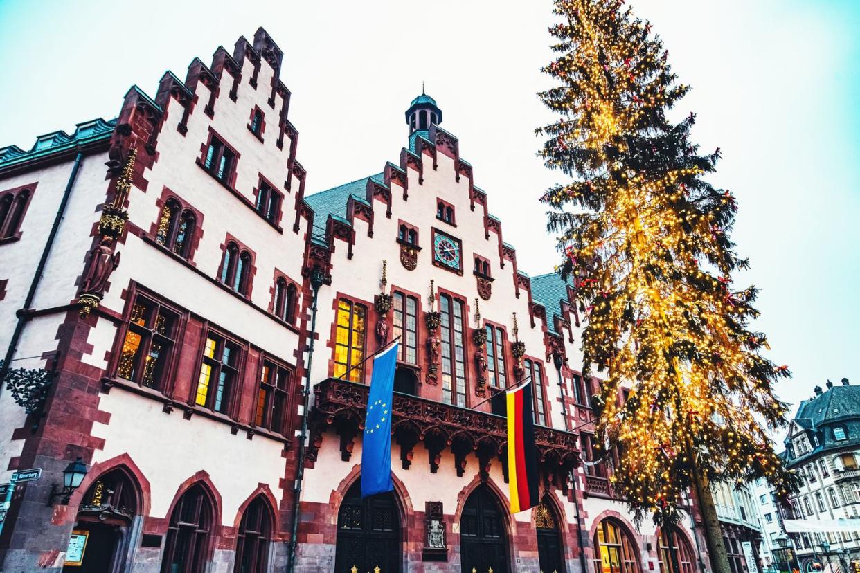 roumlmerberg square with christmas tree in frankfurt