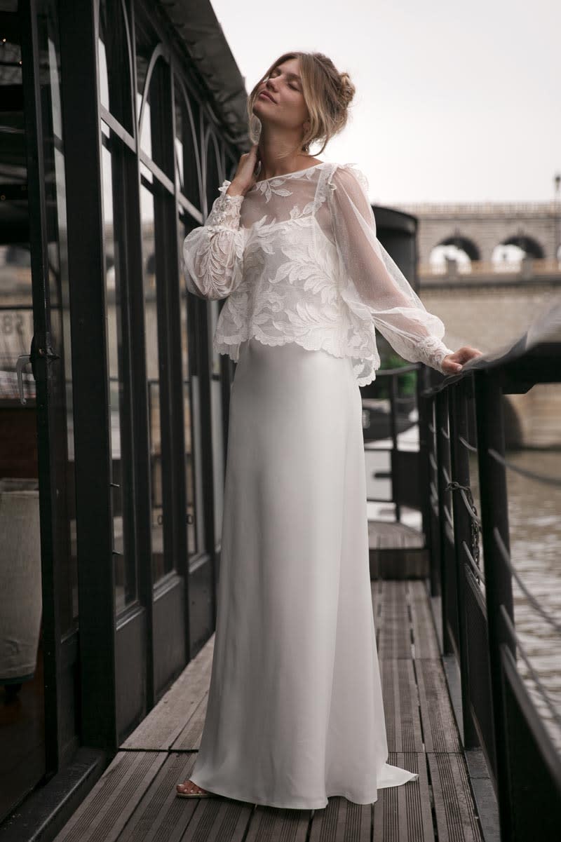 <p>En crêpe et Dentelle de Lyon, Amarildine, <a href="https://www.amarildine.com/robe-mariee-boheme-collection3/" rel="nofollow noopener" target="_blank" data-ylk="slk:www.amarildine.com;elm:context_link;itc:0;sec:content-canvas" class="link ">www.amarildine.com</a>, blouse « Houston » et robe « Harper », prix sur demande</p>