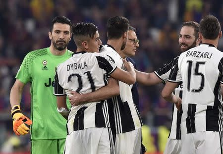 Foto del martes de los jugadores de la Juventus celebrando tras la victoria sobre Barcelona. 11/4/17 La Juventus de Italia goleó el martes 3-0 al Barcelona en la ida de los cuartos de final de la Liga de Campeones, en un emocionante partido de ida y vuelta en que el delantero argentino Paulo Dybala marcó dos goles. Reuters / Giorgio Perottino