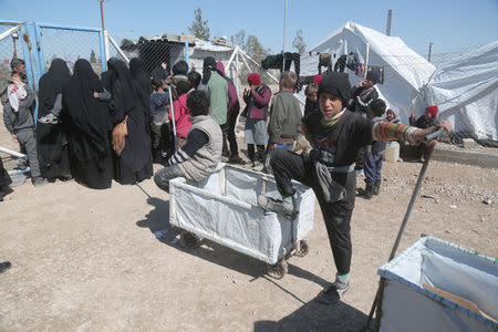 People gather near the fence of al-Hol displacement camp in Hasaka governorate, Syria March 8, 2019. REUTERS/Issam Abdallah