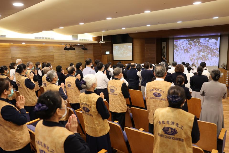 花蓮慈院醫護、醫技、行政人員和志工們雙手合十，虔誠為土耳其祈禱。