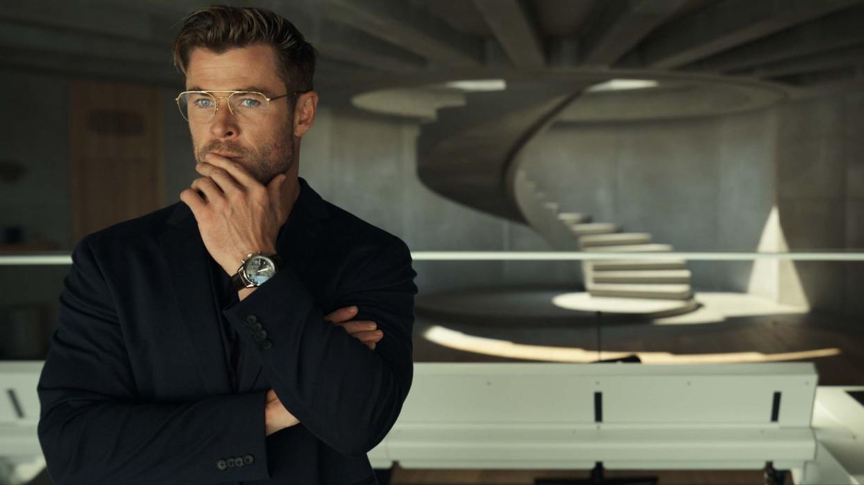 Chris Hemsworth experimentiert in "Der Spinnenkopf" mit bewusstseinsverändernden Drogen an den Insassen eines paradiesischen Gefängnisses. (Bild: Netflix)