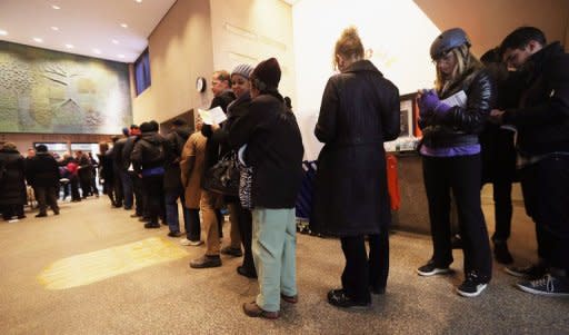 Una fila de electores espera su turno para votar en una escuela en el East Village de Nueva York, este martes.