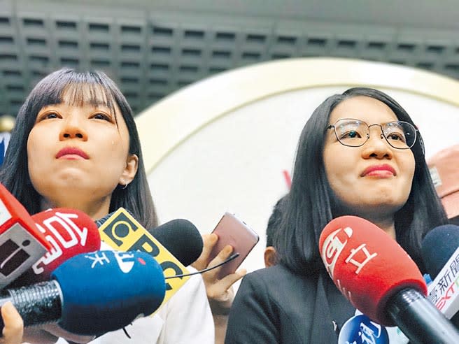 時代力量台北市議員黃郁芬（右）、林穎孟（左）5日淚轟黨內有人用匿名抹黑方式逼她們退黨。（張穎齊攝）