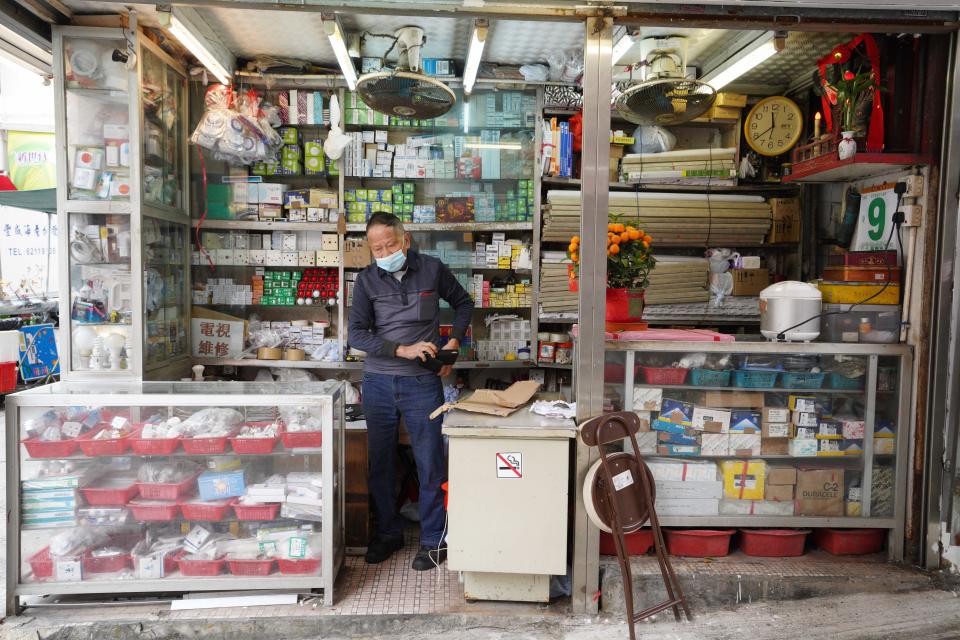 店舖雖小，但貨物卻有條不紊的在玻璃櫃中排列着。