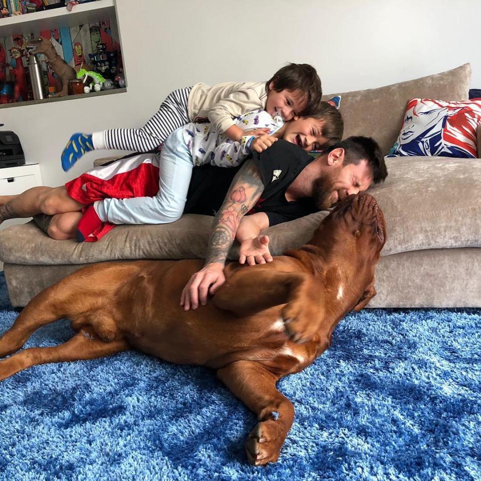 Leo Messi presumiendo de su mascota “Hulk” y dos de sus bellos hijos. <a href="https://www.instagram.com/leomessi/?hl=en" rel="nofollow noopener" target="_blank" data-ylk="slk:Foto: Leo Messi/Instagram;elm:context_link;itc:0;sec:content-canvas" class="link ">Foto: Leo Messi/Instagram</a>