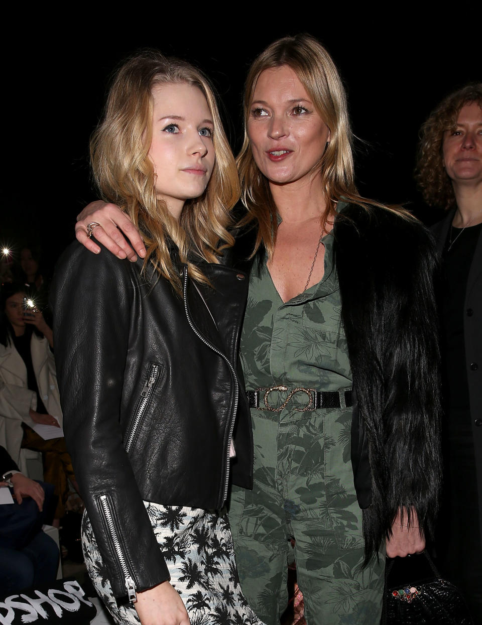 <p>Kate Moss (r.) dürfte inzwischen jedem ein Begriff sein, ist sie doch das Supermodel einer ganzen Generation. Allerdings startet ihre 19-jährige Schwester Lottie nun auch gerade richtig im Modelbusiness durch. (Bild: Getty Images) </p>