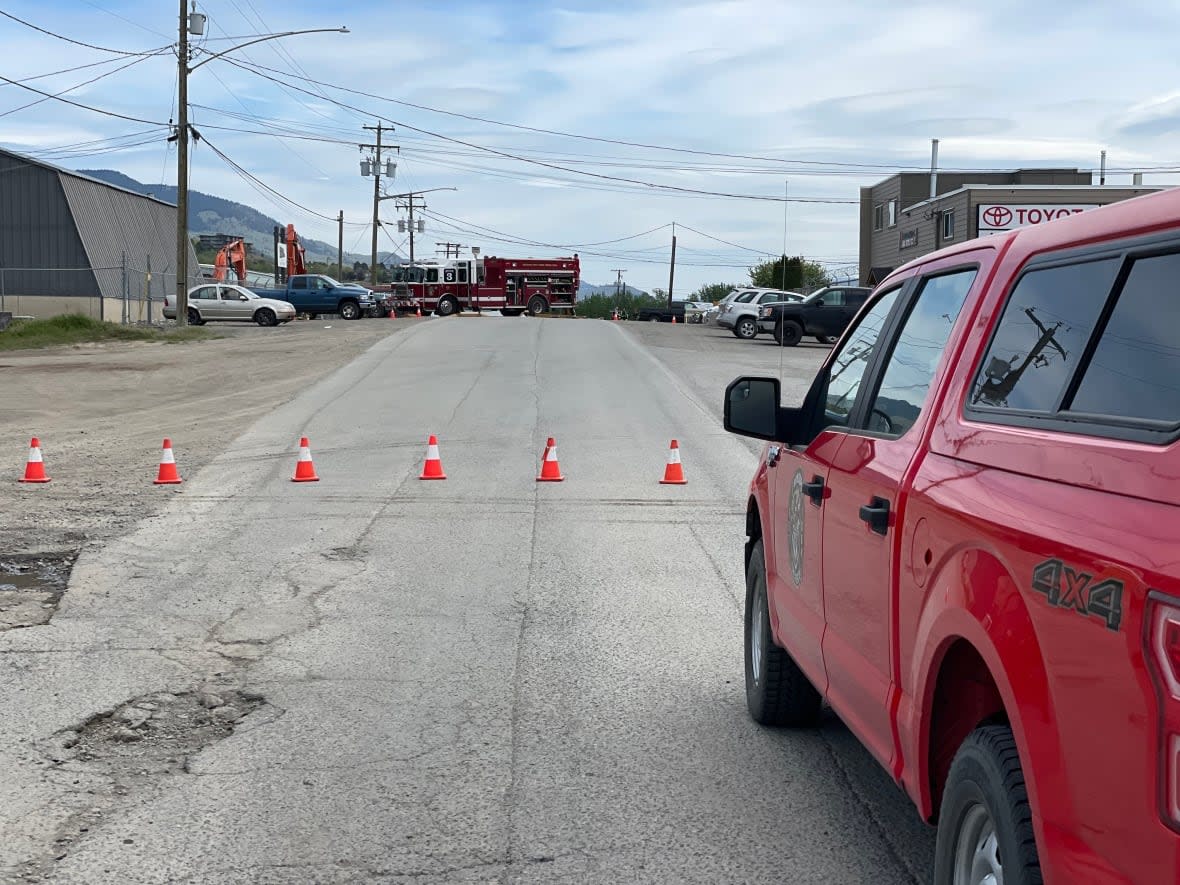 The 700-block of Sarcee Street East in Kamloops, B.C., was shut down Thursday as crews respond to an ammonia leak in the area. (Marcella Bernardo/CBC - image credit)