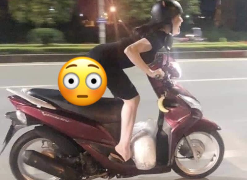 ▲一名機車女騎士半蹲騎車，而座墊上竟裝有一根「姐夫」。（圖／翻攝自爆廢公社公開版）